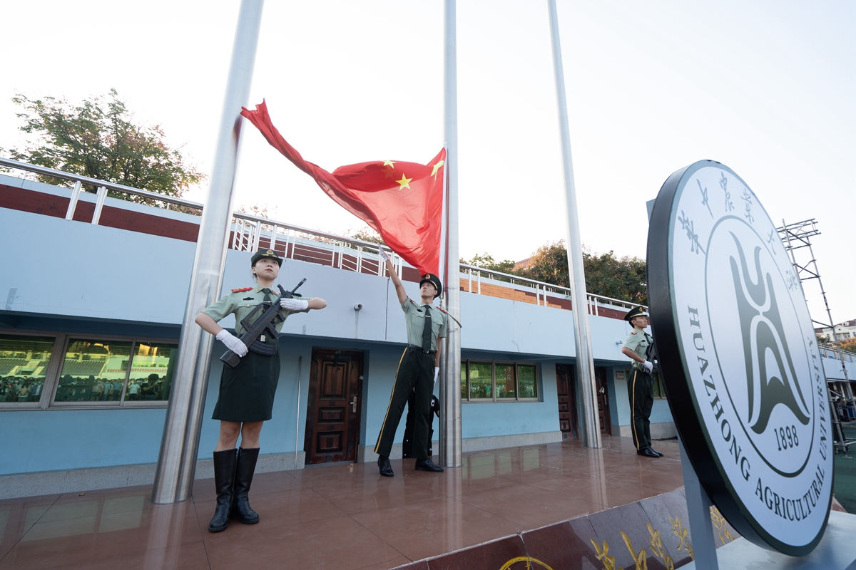 扬旗瞬间（学通社记者 高俊 摄）_副本