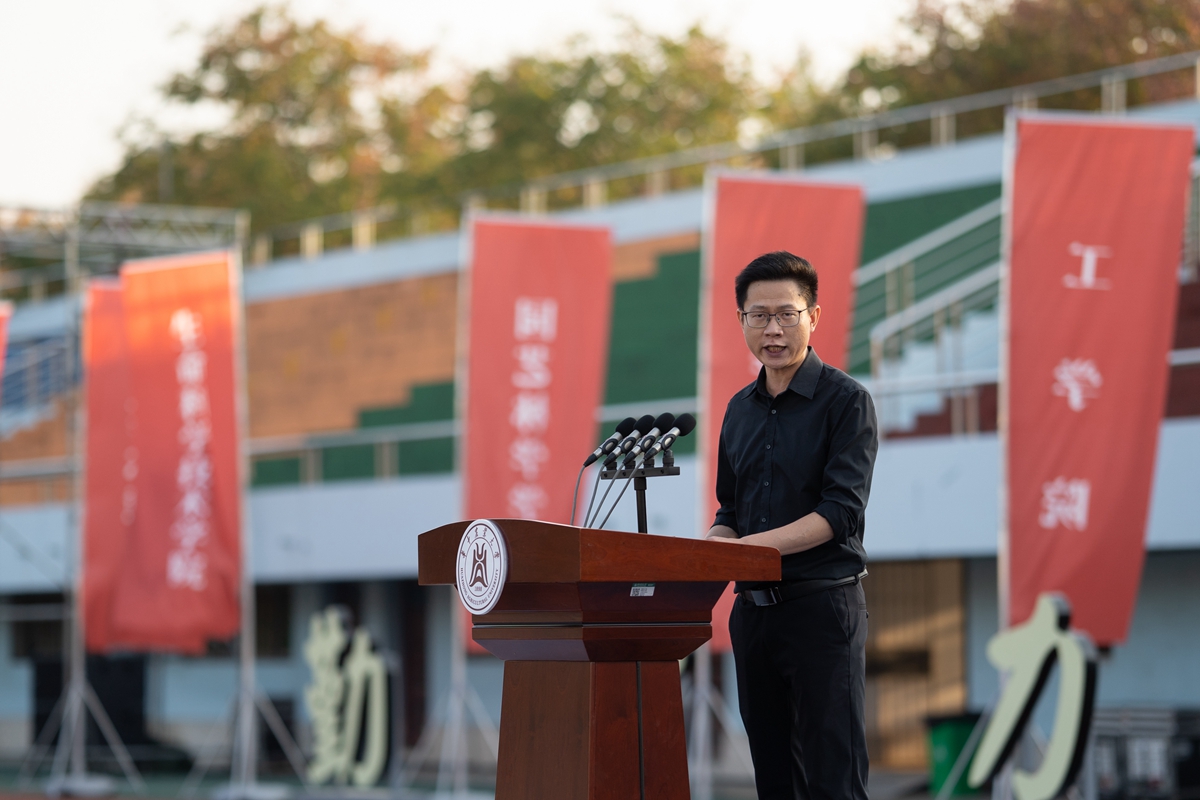 教师代表陈明辉（学通社记者 刘博文 摄）_副本