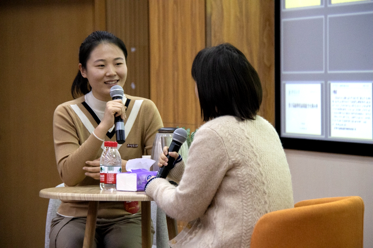 水产学院辅导员庄子梦与学生谈心谈话（学通社记者 侯稼彤 摄）