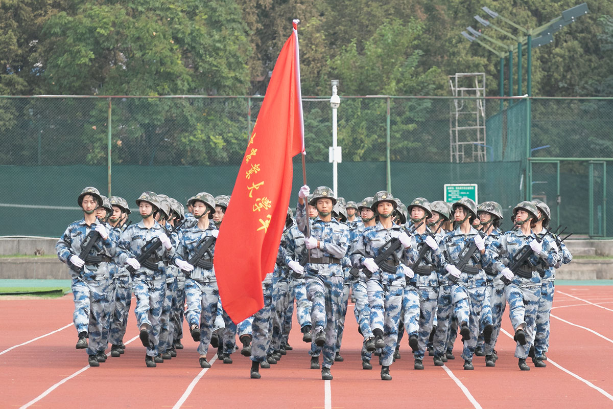 护旗方阵缓缓走过检阅台（学通社记者 李靖威 摄）.jp