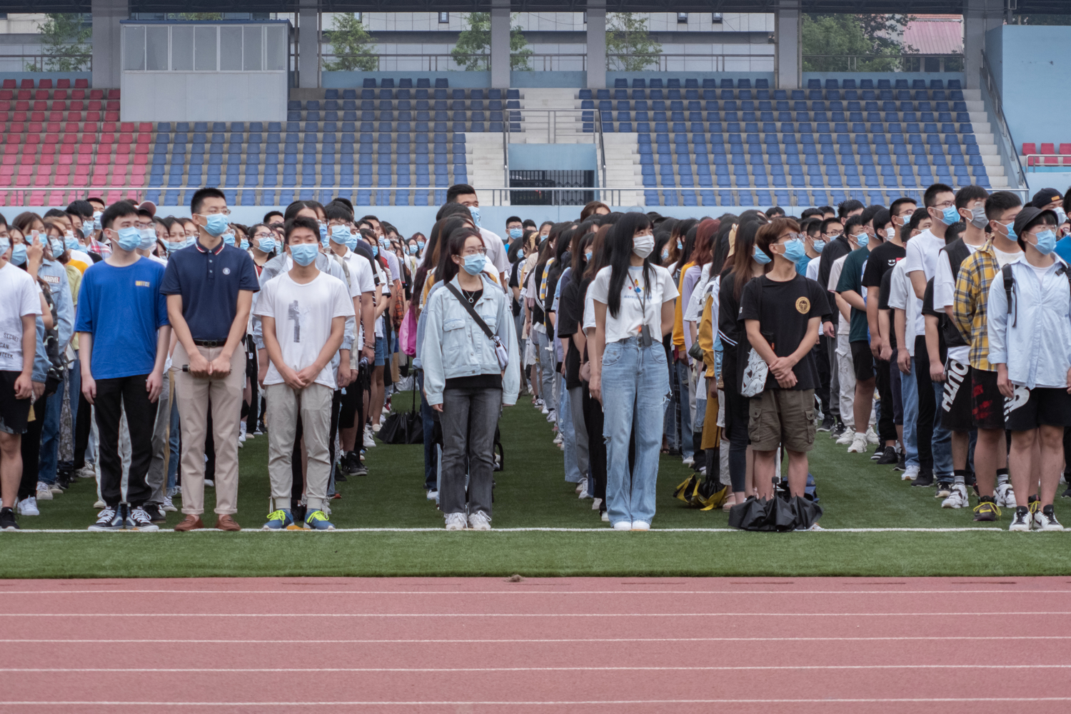 参加升旗仪式的同学们【学通社记者 徐伟康 摄】