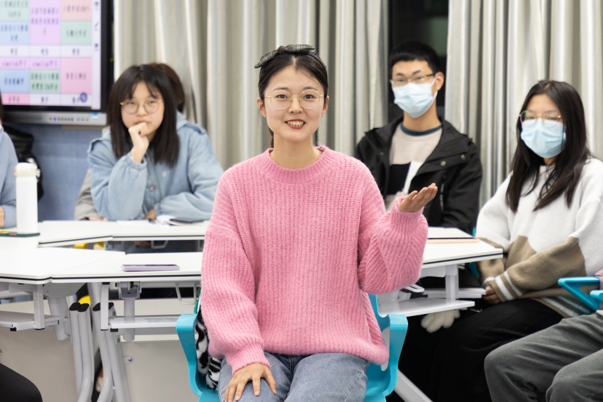 大学生标兵牟星美同学为同学们分享学习心得（学通社记者 张小雨 摄）