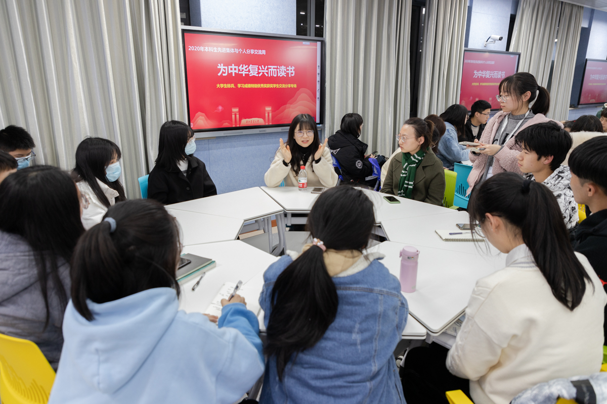 学生们与标兵的交流讨论环节（学通社记者 张小雨 摄）