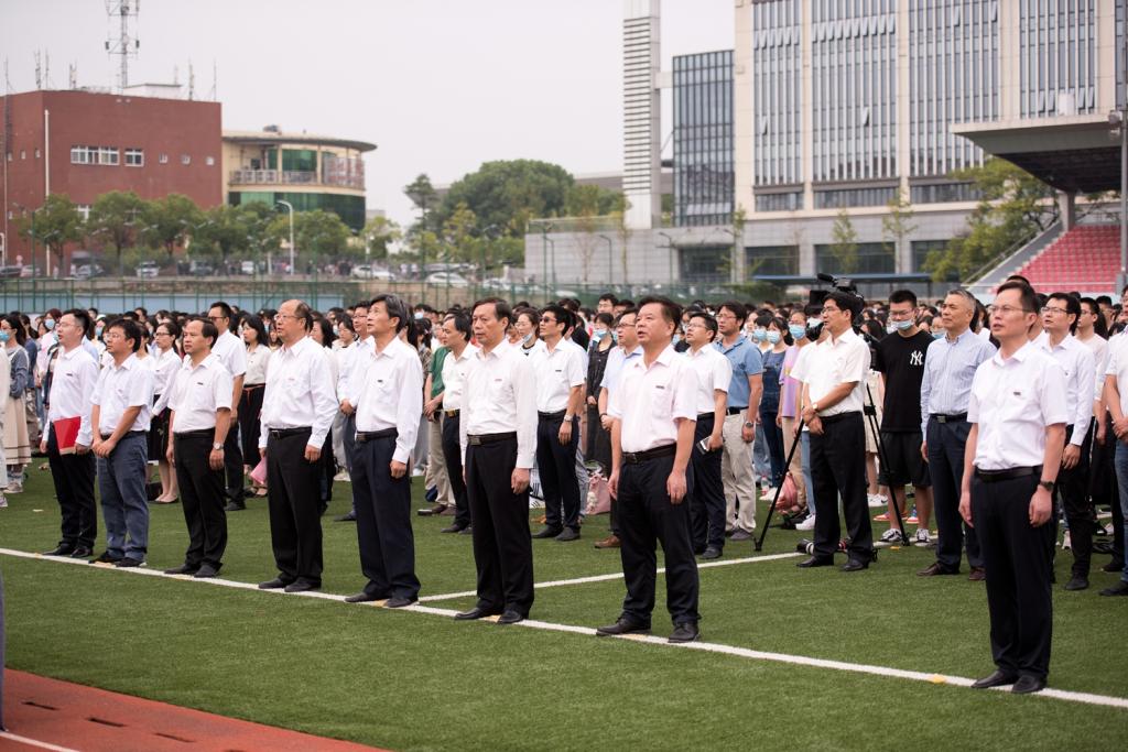 本科开学典礼全体师生合唱校歌（刘涛 摄）