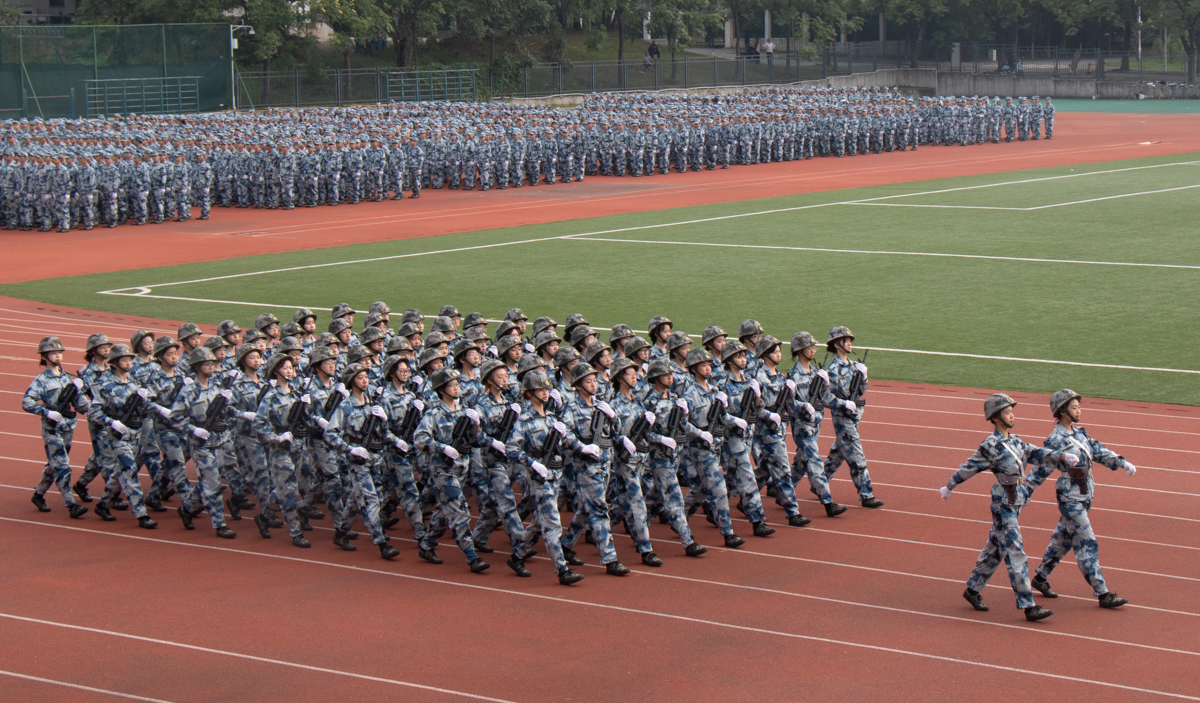 女生持枪方阵出场（学通社记者 邵子衿 摄）